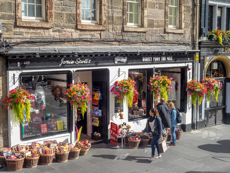 EDINBURGH, SCOTLAND - JULY 29: Tourist shops along the Royal Mile on July 29, 2017 in Edinburgh, Scotland. There are many such shops on the Royal Mile serving tourists with kilts, shirts, etc.のeditorial素材