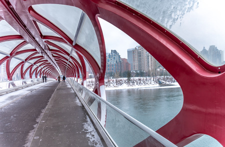 A pedestrian bridge over the Bow River in Calgary Alberta on a cold winter day.のeditorial素材