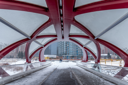 A pedestrian bridge over the Bow River in Calgary Alberta on a cold winter day.のeditorial素材