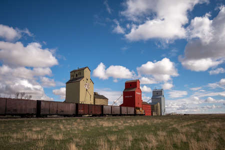 Mossleigh, Alberta - May 1, 2020: Historic elevator row in Mossleigh, Alberta.のeditorial素材