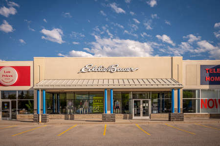 Calgary, Alberta - June 3, 2021: Exterior facade of an Eddie Bauer store in Calgary.のeditorial素材