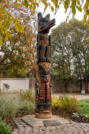 Ottawa, Ontario - October 19, 2022: Kwakiutl Totem In confederation Park in autumn.のeditorial素材
