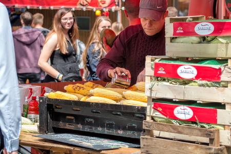 LONDON - MARCH 26, 2016: Street Food Vendor Selling Grilled Corn On The Cob, Mexican Elote.のeditorial素材