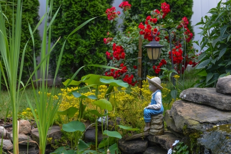 This is a close view of the water pond feature with the statueの写真素材