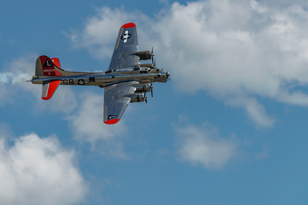 READING, PA - JUNE 3, 2017: Boening
B-17G Flying Fortress
'Yankee Lady' in flight during World War II reenactment at Mid-Atlantic Air Museumのeditorial素材
