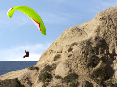 Paragliding Near Sand Cliffs Over The Blue California Pacific Ocean の写真素材