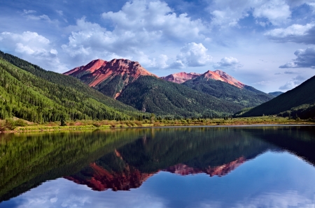 Colorado San Juan Skyway, Red Iron Peaks Reflecting In A Crystal Clear High Mountain Lake With Conifer Pines and Aspens, USA の写真素材