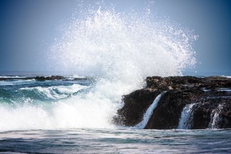Pure Blue Waters Of California s Pacific Ocean, Coastal Waves Breaking And Splashing On Sea Coast Rocks Encrusted With Musselsの写真素材