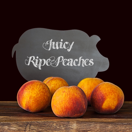 Group Of Juicy Farm Fresh Whole Ripe Peaches With Vanilla Bean Pods On A Decorative Wooden Breakfast Or Lunch Platter And A Dark Chalkboard Background Wallpaper Background の写真素材
