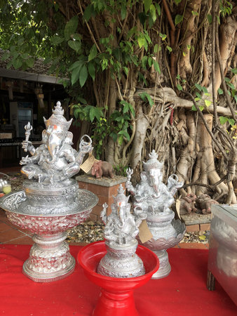 Silver ganesha statue under the bodhi treeの写真素材