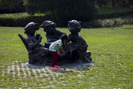 Kid playing in the parkのeditorial素材