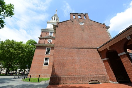 Independence Hall side view in old town Philadelphia, Pennsylvania, USA.のeditorial素材