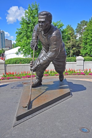 Statue of Maurice Richard at Jacques Cartier Park in Gatineau, Ottawa, Canada.のeditorial素材