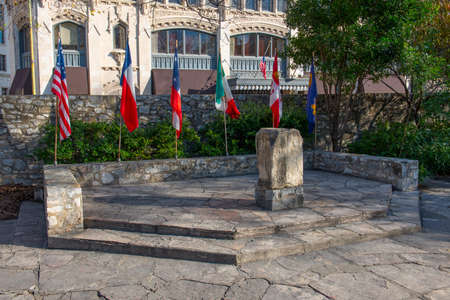 The Alamo Mission flags monument in downtown San Antonio, Texas, USA. The Mission is a part of the San Antonio Missions World Heritage Site.のeditorial素材