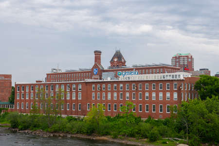 Historic Amoskeag Mill buildings at the bank of Merrimack River in downtown Manchester, New Hampshire NH, USA.のeditorial素材
