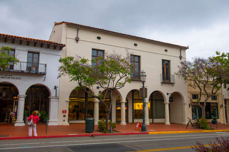 Apple store in a Spanish colonial style building at 928 State Street near E Carrillo Street in city center of Santa Barbara, California CA, USA.のeditorial素材