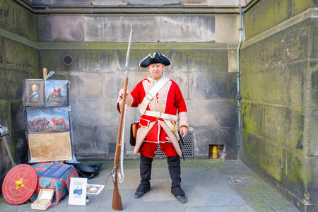 British soldier reenactor on Royal Mile in Old Town Edinburgh, Scotland, UK. Old town Edinburgh is a UNESCO World Heritage Site since 1995.のeditorial素材