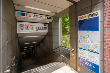 Tokyo Metro Shinjuku-sanchome Station Entrance E2 in Shinjuku City, Tokyo, Japan.のeditorial素材