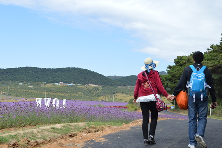Couple walking hand in handのeditorial素材