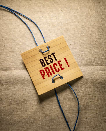 A note with the words Best Price on a jute background.の写真素材