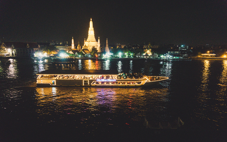 BANGKOK, THAILAND â 5 December 2017: Night View of WAT ARUN (TEMPLE OF DAWN) and Chao Phraya River, Bangkok, Thailand.の写真素材