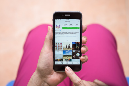 CHIANG MAI, THAILAND - OCT 3,2016: A women holds Apple iPhone 6S with Instagram application on the screen. Instagram is a photo-sharing app for smartphones.のeditorial素材