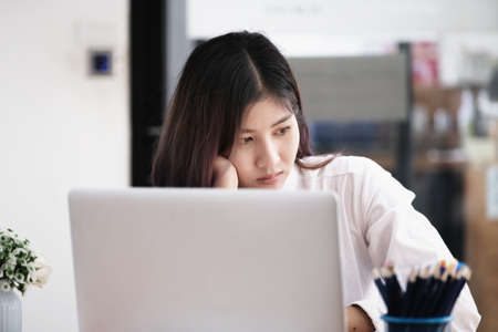 Employees show signs of boredom from working full time.