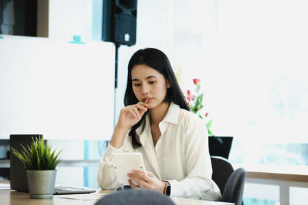 Business owners use calculators to calculate with financial documents to analyze third-party profits to invest in company stocks.の写真素材