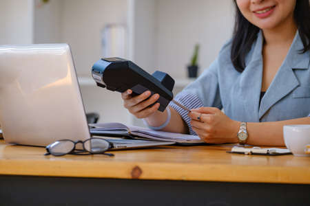 card swipe machine, cyber security, convenience of payment, staff use EDC card machine to swipe customer credit card to make in-store purchases.の写真素材