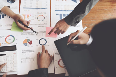 Planning to reduce investment risks, the image of a group of businesspeople working with partners is adjusting marketing strategies to analyze profitable and targeted customer needs at meetings.の写真素材