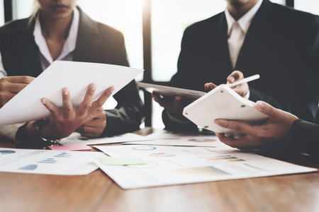Planning to reduce investment risks, the image of a group of businesspeople working with partners is adjusting marketing strategies to analyze profitable and targeted customer needs at meetings.の写真素材
