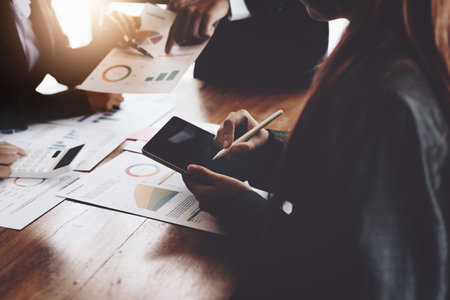 Planning to reduce investment risks, the image of a group of businesspeople working with partners is adjusting marketing strategies to analyze profitable and targeted customer needs at meetings.の写真素材
