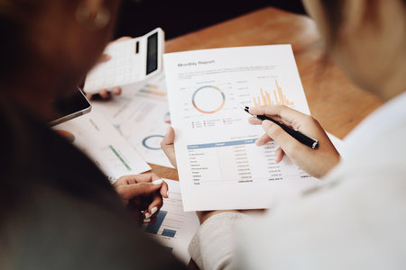 Planning to reduce investment risks, the image of a group of businesspeople working with partners is adjusting marketing strategies to analyze profitable and targeted customer needs at meetings.の写真素材