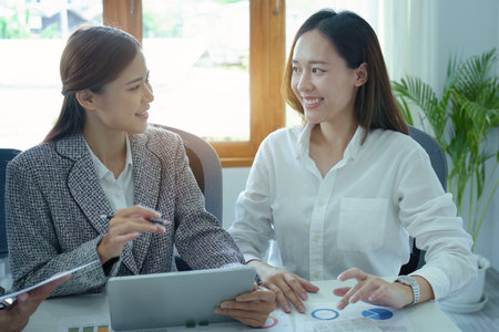 Planning to reduce investment risks, the image of a group of businesspeople working with partners is adjusting marketing strategies to analyze profitable and targeted customer needs at meetings.の写真素材