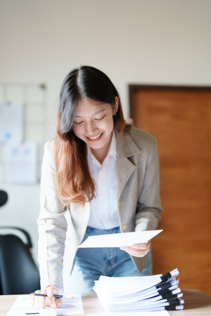 Accountants, Asian auditors are using calculators and computers to review annual tax budgets to submit information to the IRSの写真素材