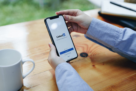 CHIANG MAI, THAILAND - JAN 30 2022 : Oneplus 6 with LinkedIn application on the screen. LinkedIn is a business-oriented social networking service.のeditorial素材