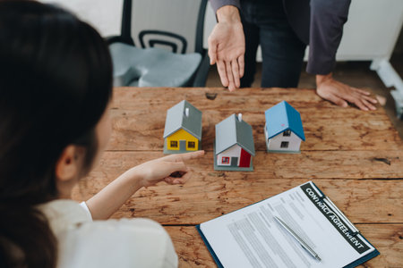 Real estate company to buy houses and land are delivering keys and houses to customers after agreeing to make a homeの写真素材