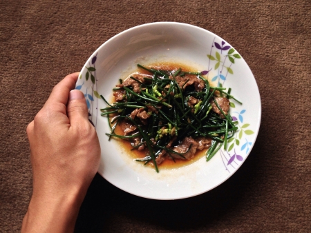 Human hand serve vegetable fried and beefの素材