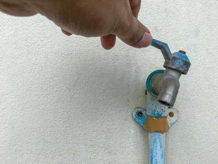 Hand shut the faucet, Saving water, Tap water