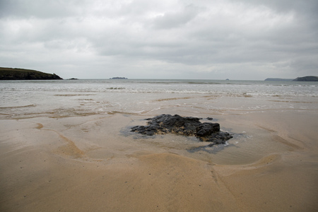 Waves around rocks on a Cornish beachの写真素材
