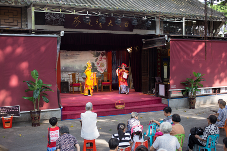 guangzhou,china - Aug,16,2017:Peoples watching cantonese opera in liWan lake park in guangzhou china.のeditorial素材