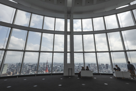 tokyo,japan - oct,9,2018:peoples looking the city from building in roppongi tokyo japan.のeditorial素材