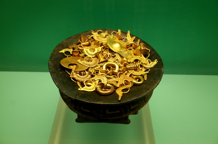 A pot of pre-Columbian golden jewellery from Colombiaの写真素材