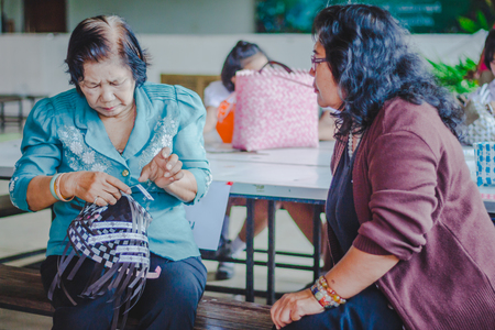 KANCHANABURI THAILAND - FEBRUARY 21 : Unidentified Local instructors teach Thai handicrafts to unidentified students on february 21,2018 at Wat Krang Thong School in Kanchanaburi, Thailandのeditorial素材