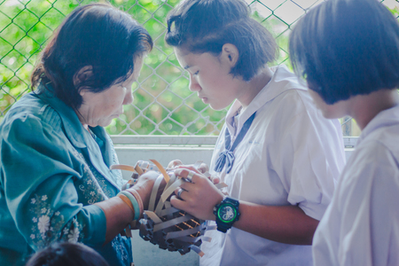 KANCHANABURI THAILAND - FEBRUARY 21 : Unidentified Local instructors teach Thai handicrafts to unidentified students on february 21,2018 at Wat Krang Thong School in Kanchanaburi, Thailandのeditorial素材