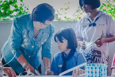 KANCHANABURI THAILAND - FEBRUARY 21 : Unidentified Local instructors teach Thai handicrafts to unidentified students on february 21,2018 at Wat Krang Thong School in Kanchanaburi, Thailandのeditorial素材
