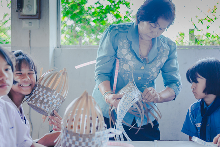 KANCHANABURI THAILAND - FEBRUARY 21 : Unidentified Local instructors teach Thai handicrafts to unidentified students on february 21,2018 at Wat Krang Thong School in Kanchanaburi, Thailandのeditorial素材