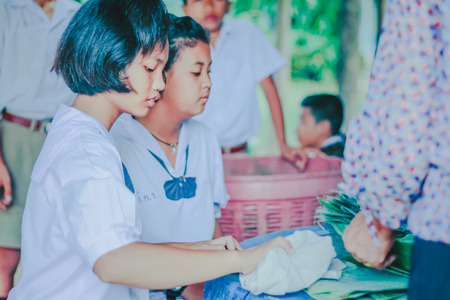 KANCHANABURI THAILAND - FEBRUARY 22 : Unidentified students
learn to make bananas with sticky rice on february 20,2018 at Wat Krang Thong School in Kanchanaburi, Thailandのeditorial素材