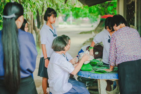 KANCHANABURI THAILAND - FEBRUARY 22 : Unidentified students
learn to make bananas with sticky rice on february 20,2018 at Wat Krang Thong School in Kanchanaburi, Thailandのeditorial素材