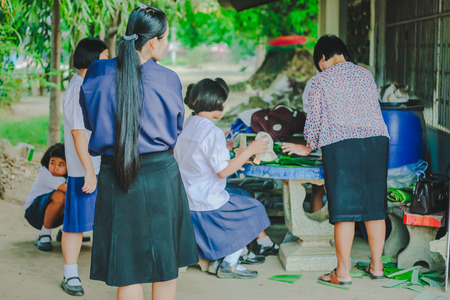 KANCHANABURI THAILAND - FEBRUARY 22 : Unidentified students
learn to make bananas with sticky rice on february 20,2018 at Wat Krang Thong School in Kanchanaburi, Thailandのeditorial素材